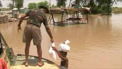 Pakistan navy distributing aid