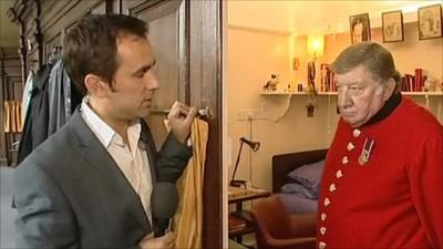 Chelsea pensioner Gordon "Sandy" Sanders with BBC reporter Tim Muffett