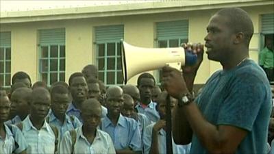 Luol Deng addresses school children in Sudan