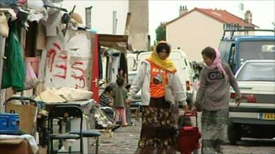 Roma women in Paris settlement