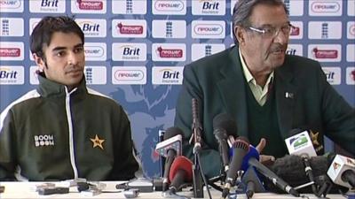 Pakistan's team manager Yawar Saeed (right) and team captain Salman Butt