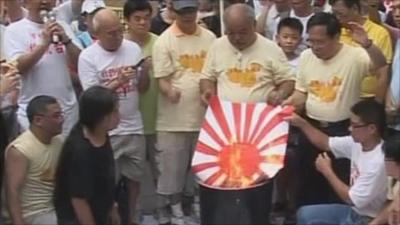 Chinese protesters burn Japanese flag