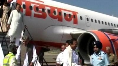 Indian politicians arrive in Srinagar