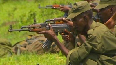 Somali soldier aims rile