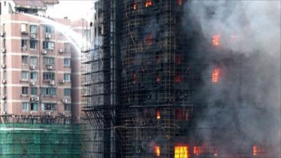 Apartment building on fire Shanghai (AP)