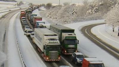 Heavy snow causing traffic disruption on the M8 between Edinburgh and Glasgow