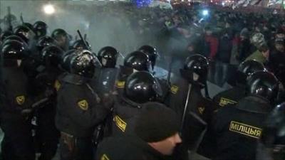 Demonstrators clash with riot police in Minsk