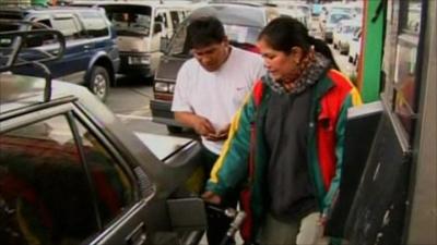 Bolivians waiting in long lines to fill up their tanks