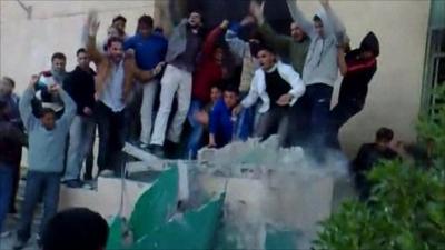 Protesters destroy Gaddafi 'monument'