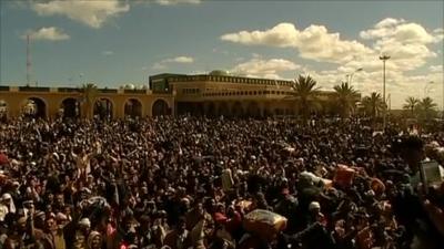 Crowds at Libya's border with Tunisia