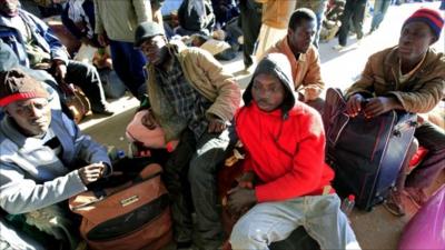 People at Tunisia border