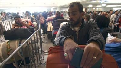 Hundreds queue in Tunisian airport