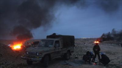 Libyan rebels brew tea near the frontline