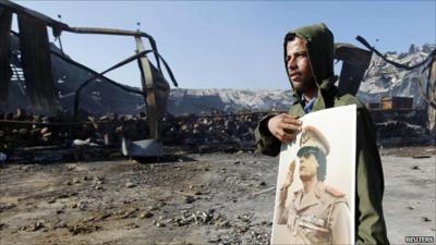 Man in Tripoli with picture of Gaddafi