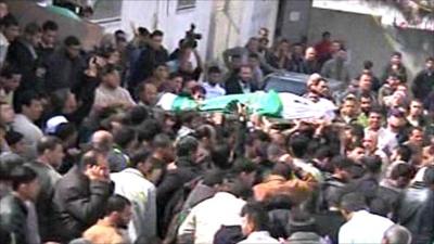 Body carried through funeral march in Gaza