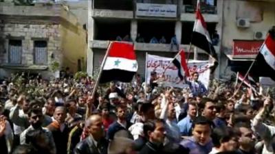 Amateur video appearing to show protesters in Banias