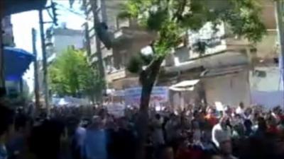 Thousands marching through Homs