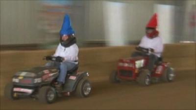 Lawnmower racing gnomes