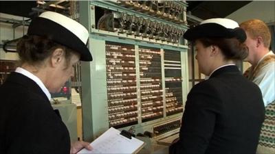 Wrens working with an engineer on the replica Tunny machine