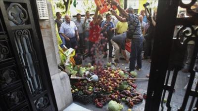 Spanish producers dump vegetables at a German consulate