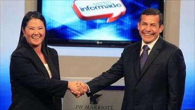 Keko Fujimori (left) and Ollanta Humala (right) shake hands at the end of the presidential candidates" debate in Lima, 29 May 2011