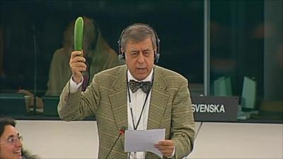 Francisco Sosa Wagner holding a cucumber