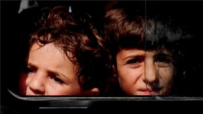 Syrian children arrive at Turkish refugee camp (10 June 2011)