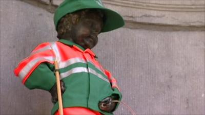 Manneken Pis dressed in volunteering colours