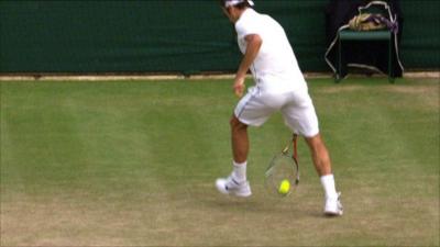 Roger Federer pulls off a hot dog shot