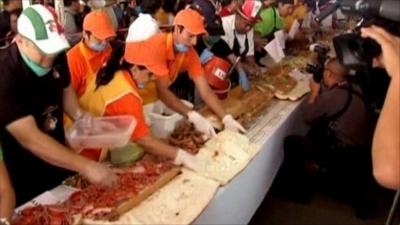 Mexicans work on 50 metres long sandwich