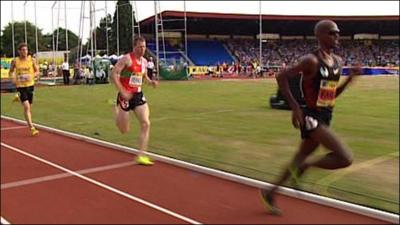 Mo Farah powers to victory in the 5000m at UK trials