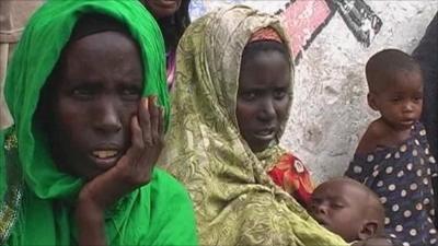 Women and children waiting in Mogadishu