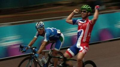 Mark Cavendish celebrates his win in London