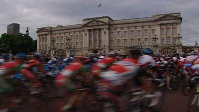 Cyclists speed past Buckingham Palace