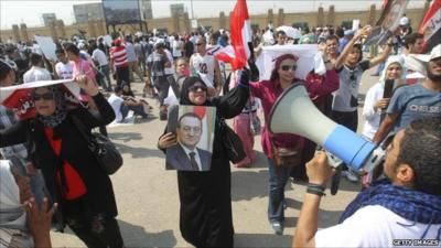 Rally outside court