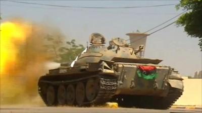 Tank being fired in Zawiya