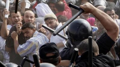 Anti-Mubarak protesters clash with riot policemen