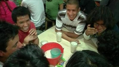 Mexicans drinking pulque