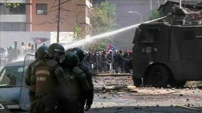 Water canon used on protesters in Chile