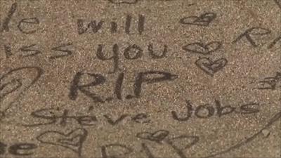 Pavement tribute saying 'RIP Steve Jobs'