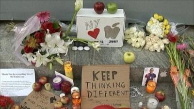 Fan's tributes to Steve Jobs in New York