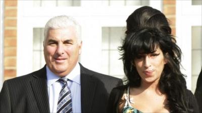 Amy Winehouse (r) and Mitch Winehouse (l)