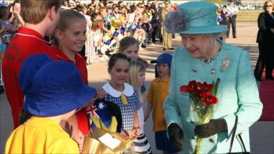 Queen greeted by children in Canberra