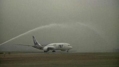 Boeing Dreamliner lands at Hong Kong airport