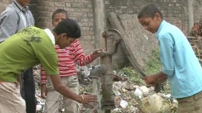 Residents of Motihari city at water pump