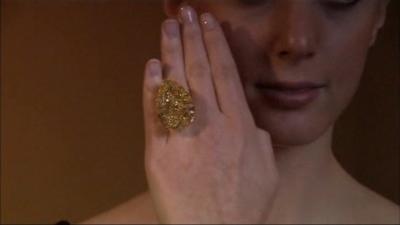 Model wears 110-carat yellow diamond ring