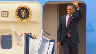 Obama waves as he steps off Air Force One