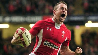 Shane Williams celebrates his final try for Wales