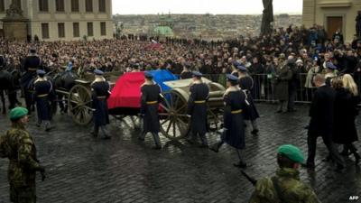 Thousands line streets for Havel