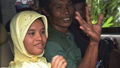 Tsunami survivor Meri Yulanda with her father